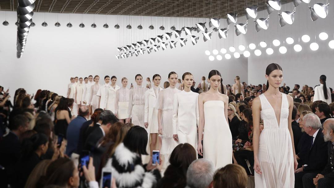Un&#39;immagine della sfilata esclusiva Valentino Haute Couture, collezione interamente bianca, presso 945 Madison Avenue